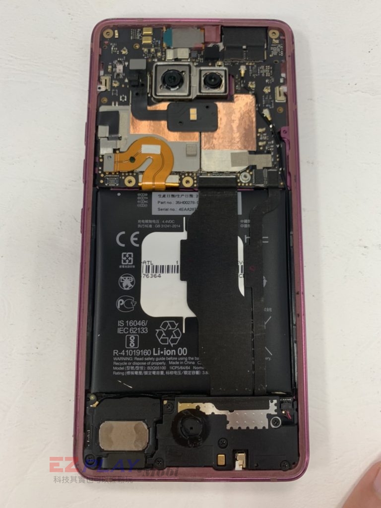 給小孩子拿手機就是要抱著會破裂的風險HTC U12+面板維修