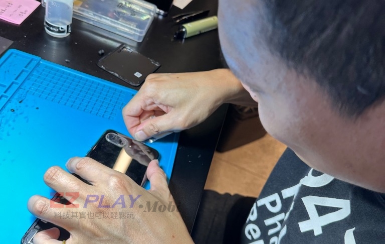 947 技師在工作台檢修手機