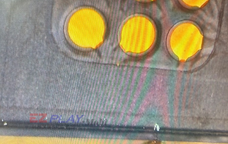 顯微鏡下的金色接點
