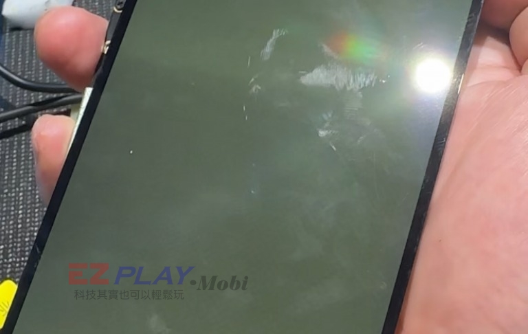 連接檢測設備的手機螢幕